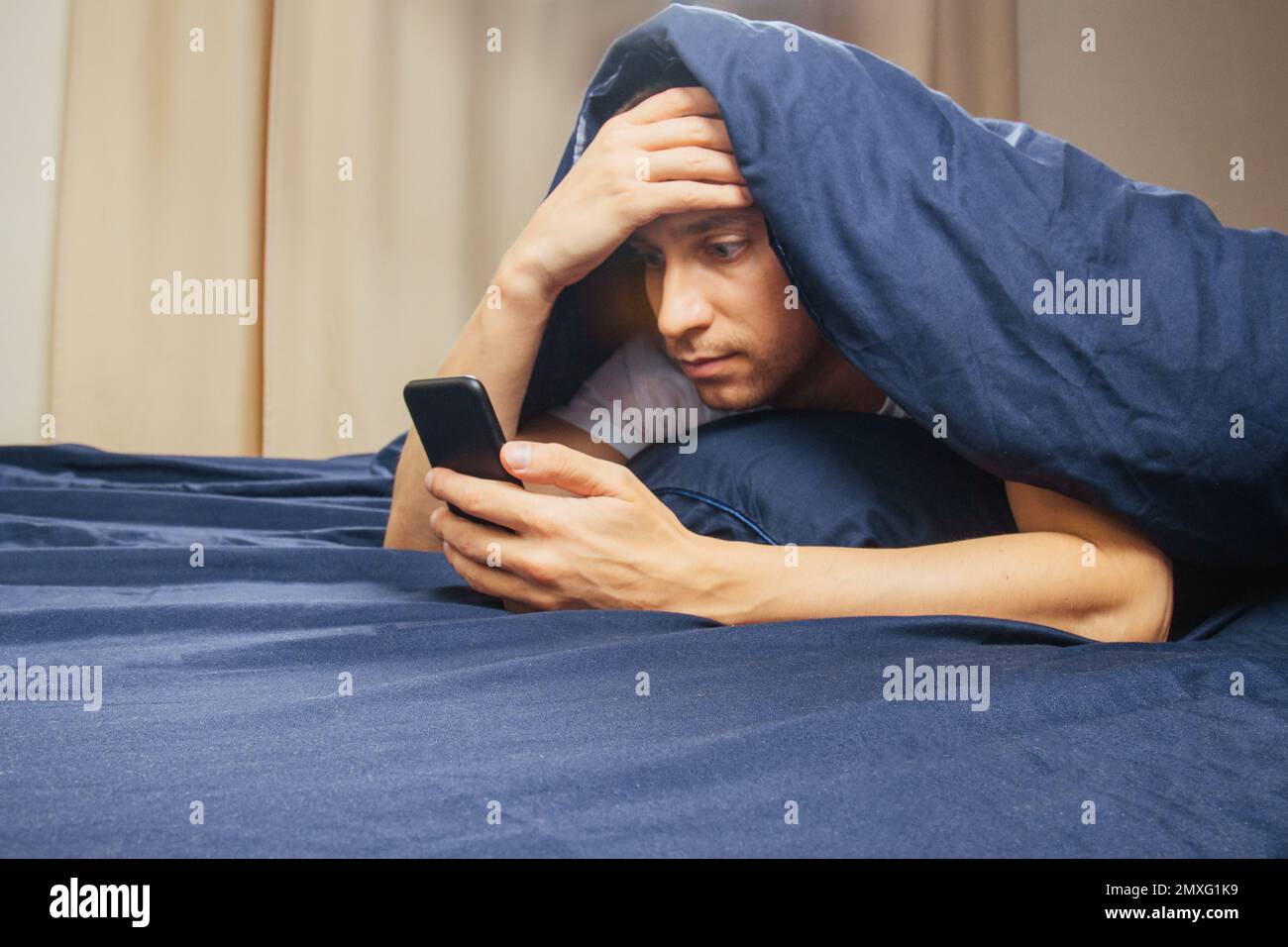 Verärgert verwirrter junger Mann, der ein Handy in der Hand hat, Probleme mit dem Handy hat oder einen verpassten Anruf hat, frustrierter wütender Schüler, der schlechte Nachrichten in der Nachricht liest, schau Stockfoto