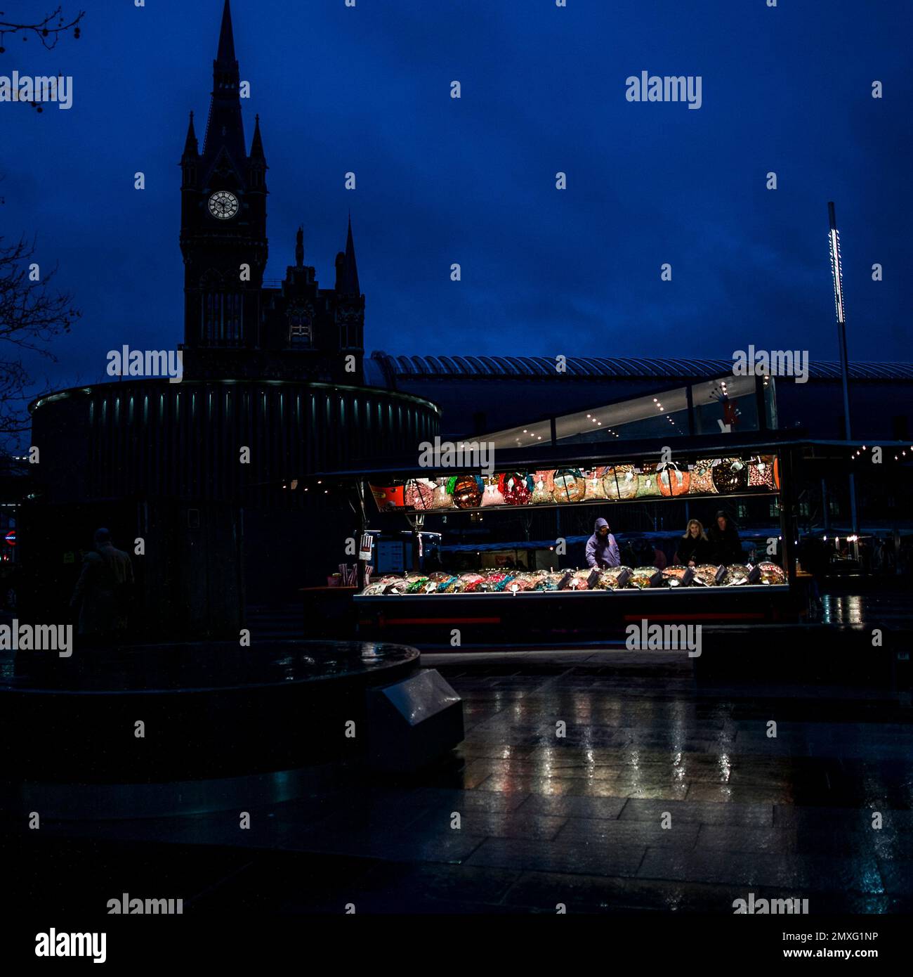 Der Bahnhof St. Pancras mit süßem Verkaufsstand leuchtet im Vordergrund Stockfoto