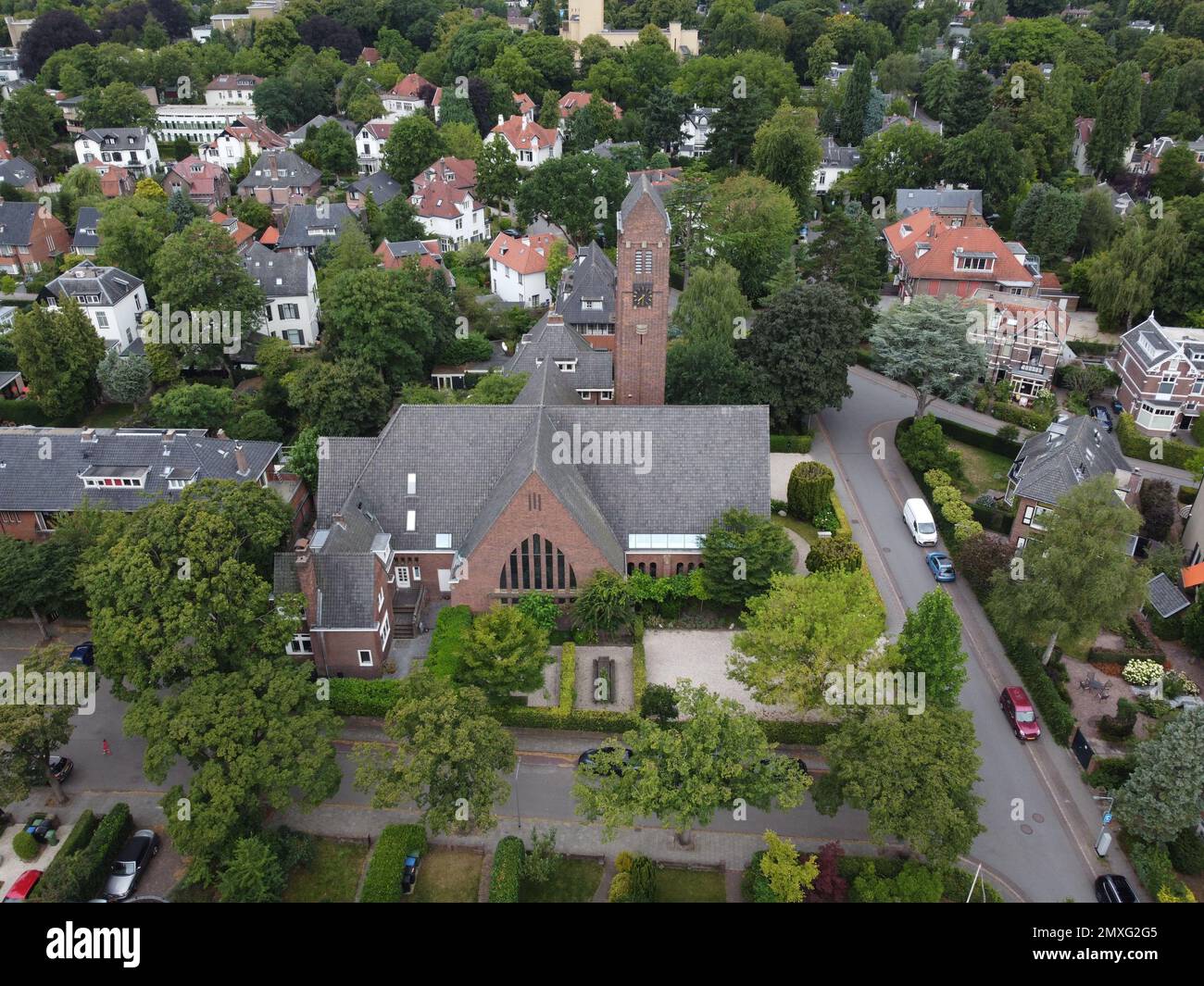 Eine Drohnenaufnahme von Gebäuden und Häusern in Grevin, Deutschland Stockfoto
