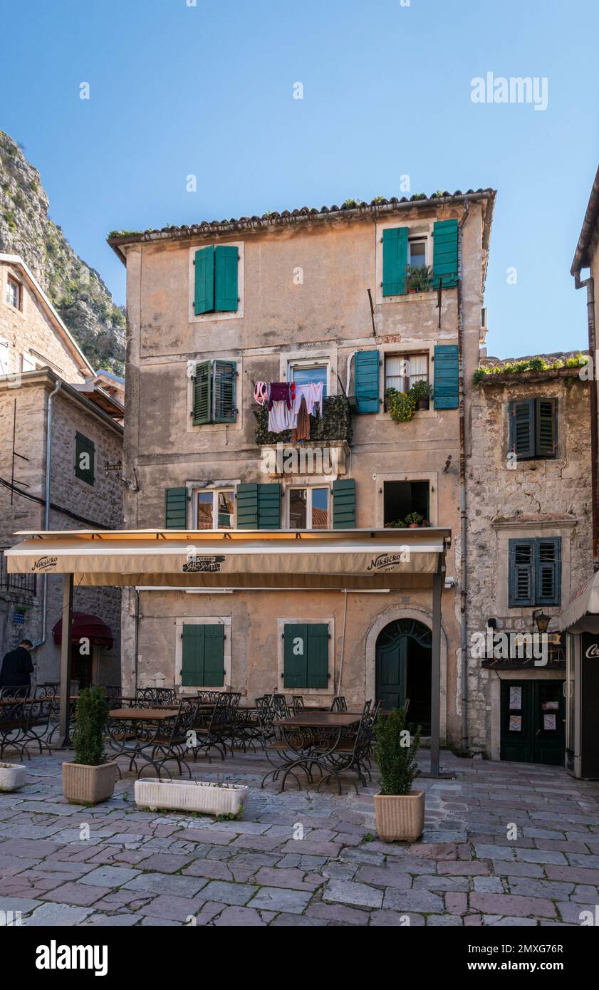 Alte Gebäudefassade in der Altstadt von Kotor, Montenegro Stockfoto