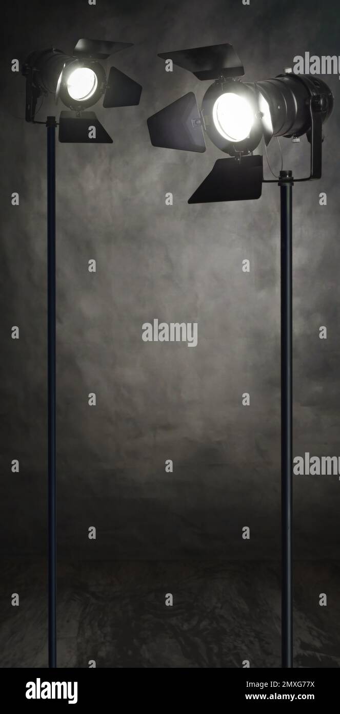 Ein vertikales Grunge-Hintergrundbanner mit Studio-Spots und Kopierbereich. Ein Film, ein Fotoshooting oder ein Film auf Set-Konzeptvorlage, ideal für Festivals, Stockfoto