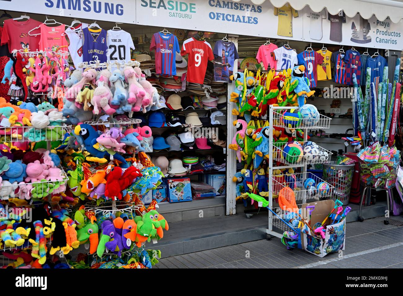 Touristisch orientierter Strandshop, der Souvenirs, Plüschtiere, Hüte, Strandartikel, Maspalomas, Gran Canaria Stockfoto