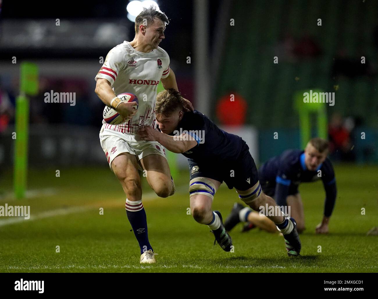 Das englische Tobias Elliott wird während des Guinness Six Nations-Spiels unter 20 Jahren in Twickenham Stoop, London, von Schottlands Jonny Morris angegriffen. Foto: Freitag, 3. Februar 2023. Stockfoto