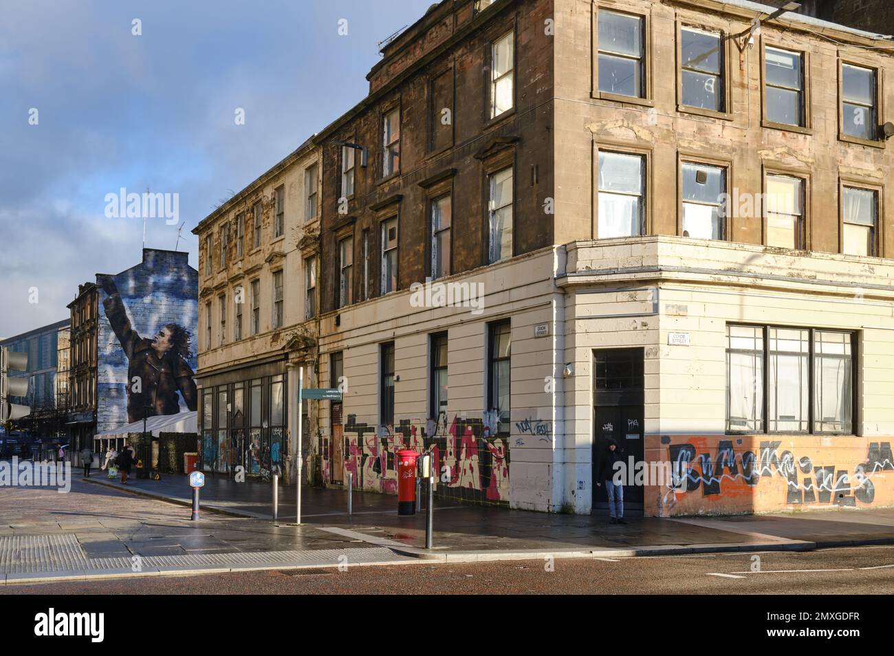 Glasgow Street mit traditionellem Gebäude und Wandgemälde Stockfoto