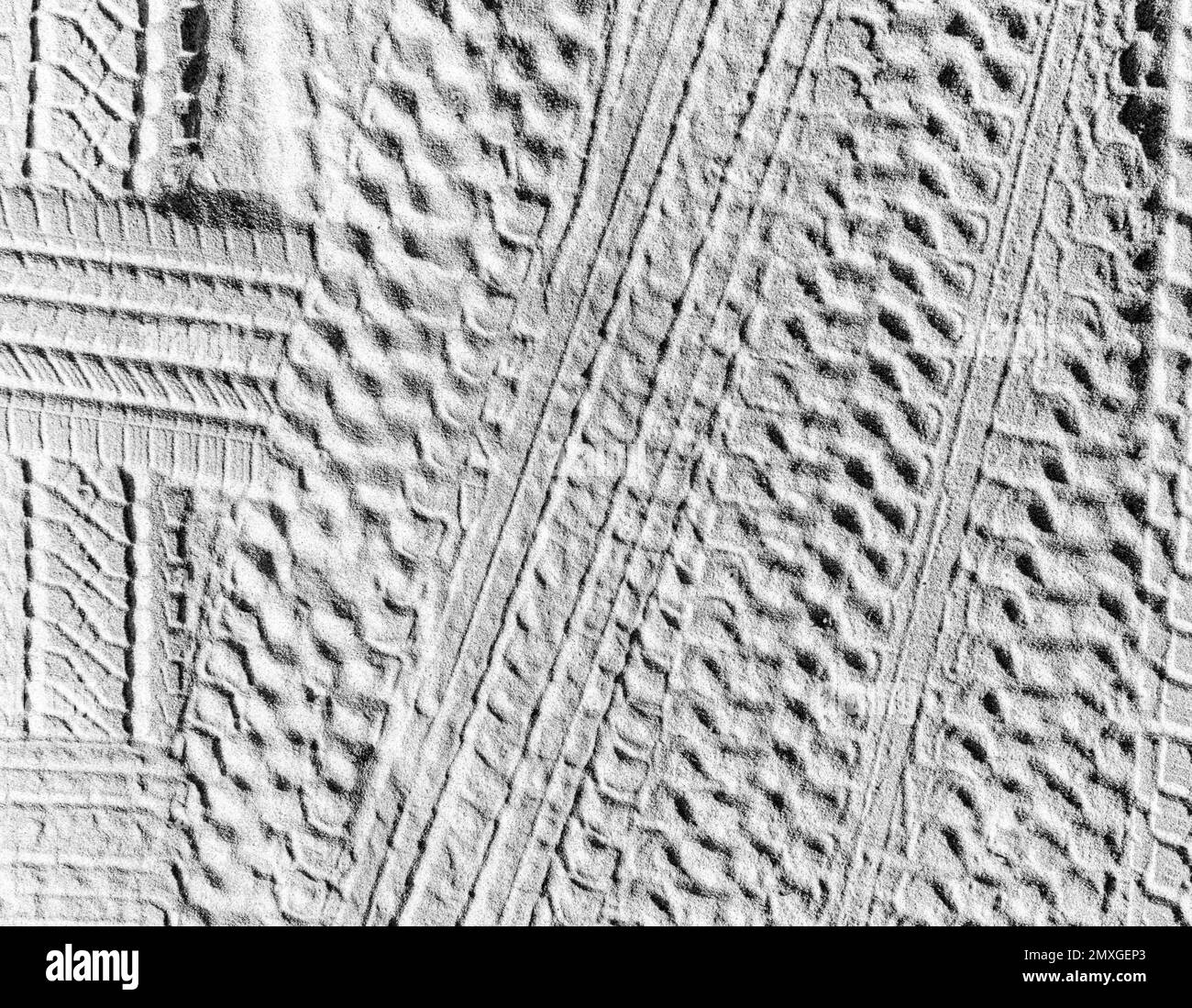 Details von Reifenspuren an einem Sandstrand Stockfoto