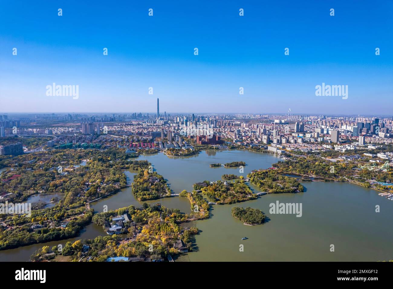 Der Wasserpark befindet sich im Nankai-Viertel, Tianjin, China, mit einem Fernsehturm und dem Olympischen Zentrum in der Nähe Stockfoto