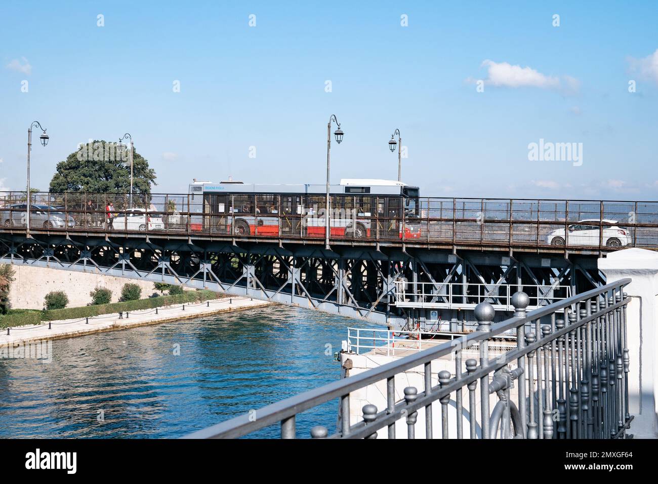 TARANTO, ITALIEN - 29. OKTOBER 2021: Ökologischer Bus der Firma Amat in Taranto, Italien, auf der Brücke Ponte Girevole di San Francesco di Paola Stockfoto