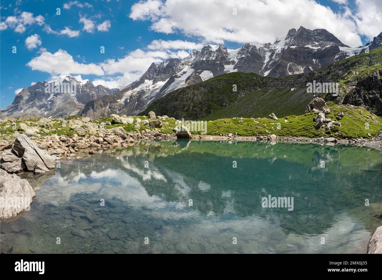 Der Oberhornsee mit den Gipfeln Jungfrau, Mittaghorn und Grosshorn. Stockfoto