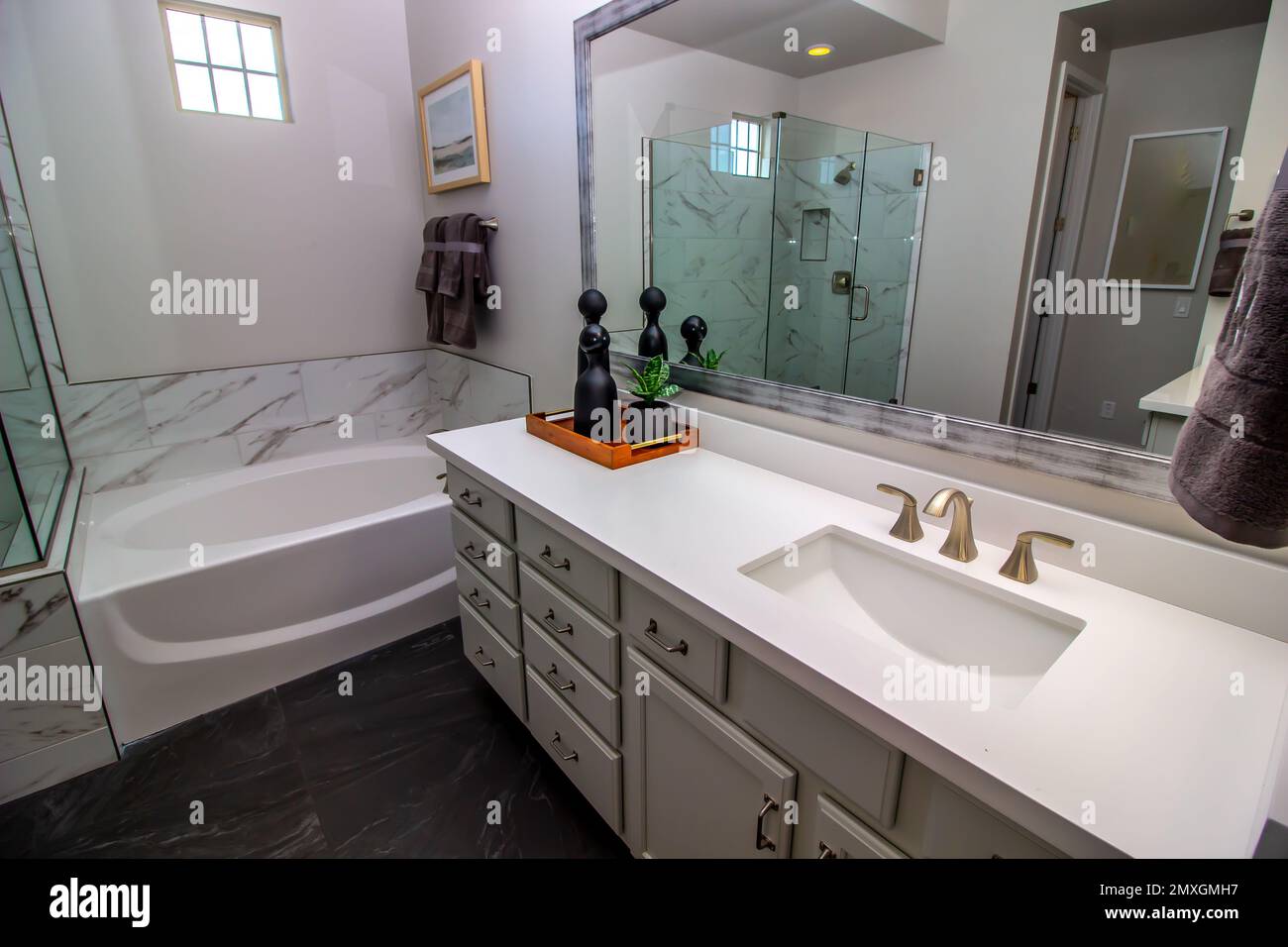 Modernes Badezimmer Mit Dusche Und Badewanne Stockfoto