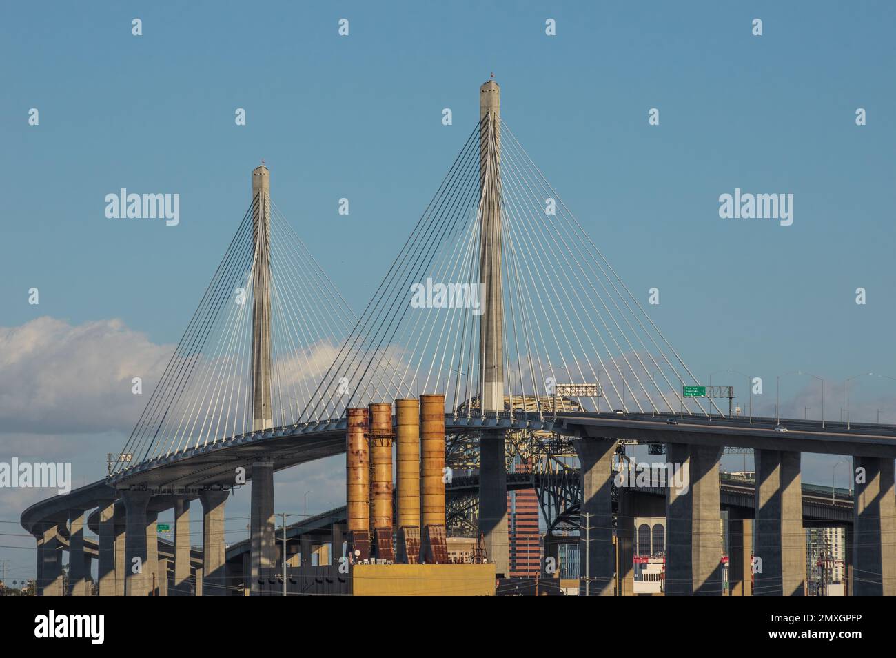 Die Gerald Desmond Bridge in Long Beach, Kalifornien, wird an einem sonnigen Tag gezeigt. Stockfoto