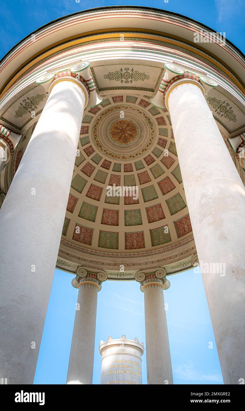 Der runde Tempel Monopteros ist fast ein Wahrzeichen Münchens und bietet einen Blick auf den Englischen Garten und die Türme des Stadtzentrums Stockfoto