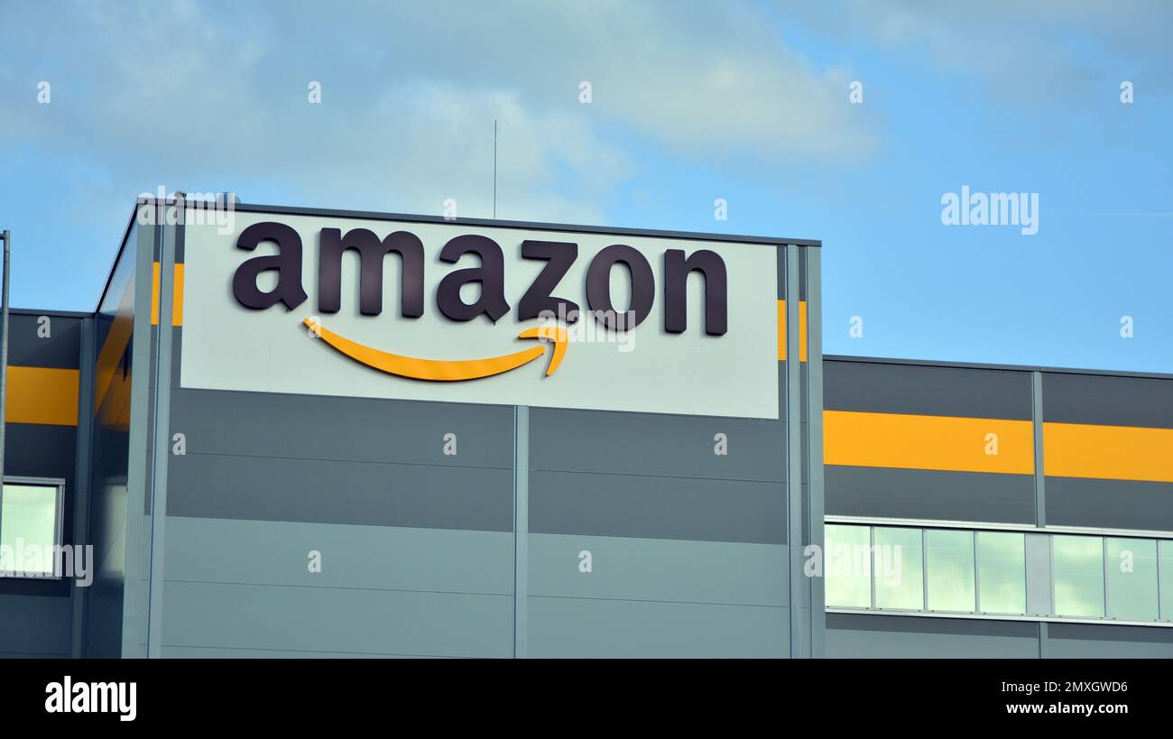 Szczecin Kolbaskowo, Polen. 22. Juli 2021 Amazon-Logo auf dem Logistikzentrum. Firmenschild Amazon. Stockfoto