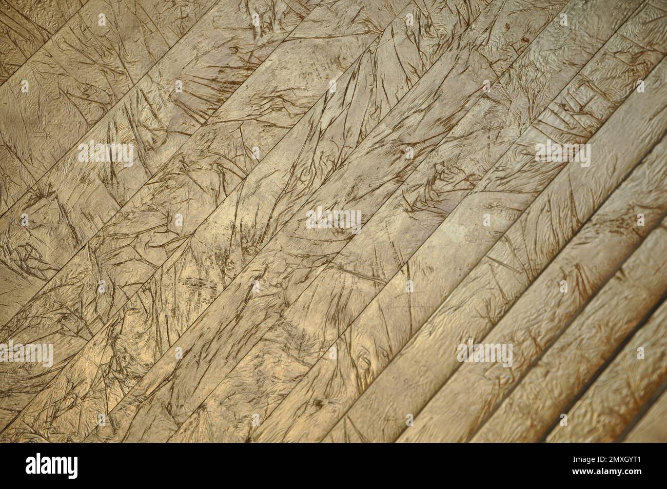Altes Holztor mit Metalldekor auf Holzwürfeln. Detail einer Tür aus braunem Holz mit silbernen Motiven mit viel Kunst. Highlight für den Knopf Stockfoto
