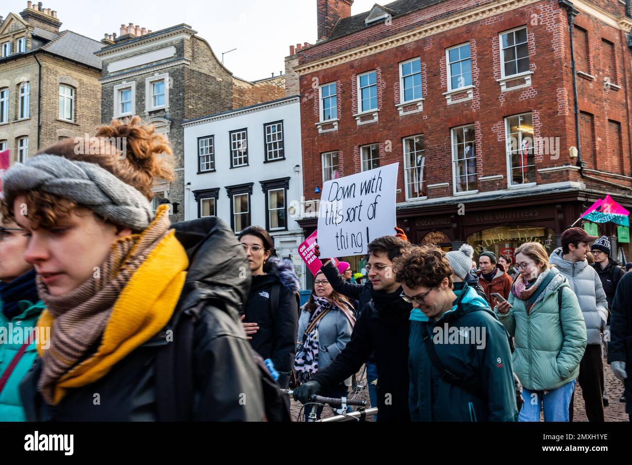 Ein protestmarsch in Cambridge, Großbritannien, zur Unterstützung des Streiks der National Education Union am 1. Februar 2023. Auf einem Schild steht "mit dieser Art von Sache runter". Stockfoto