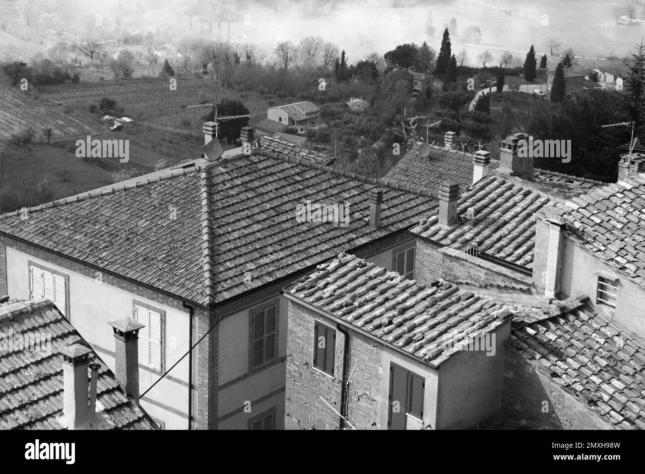 Italien. Region Toskana. Montepulciano Stadt im Frühling. In Schwarz-Weiß-Farbtönen. Retro-Style Stockfoto