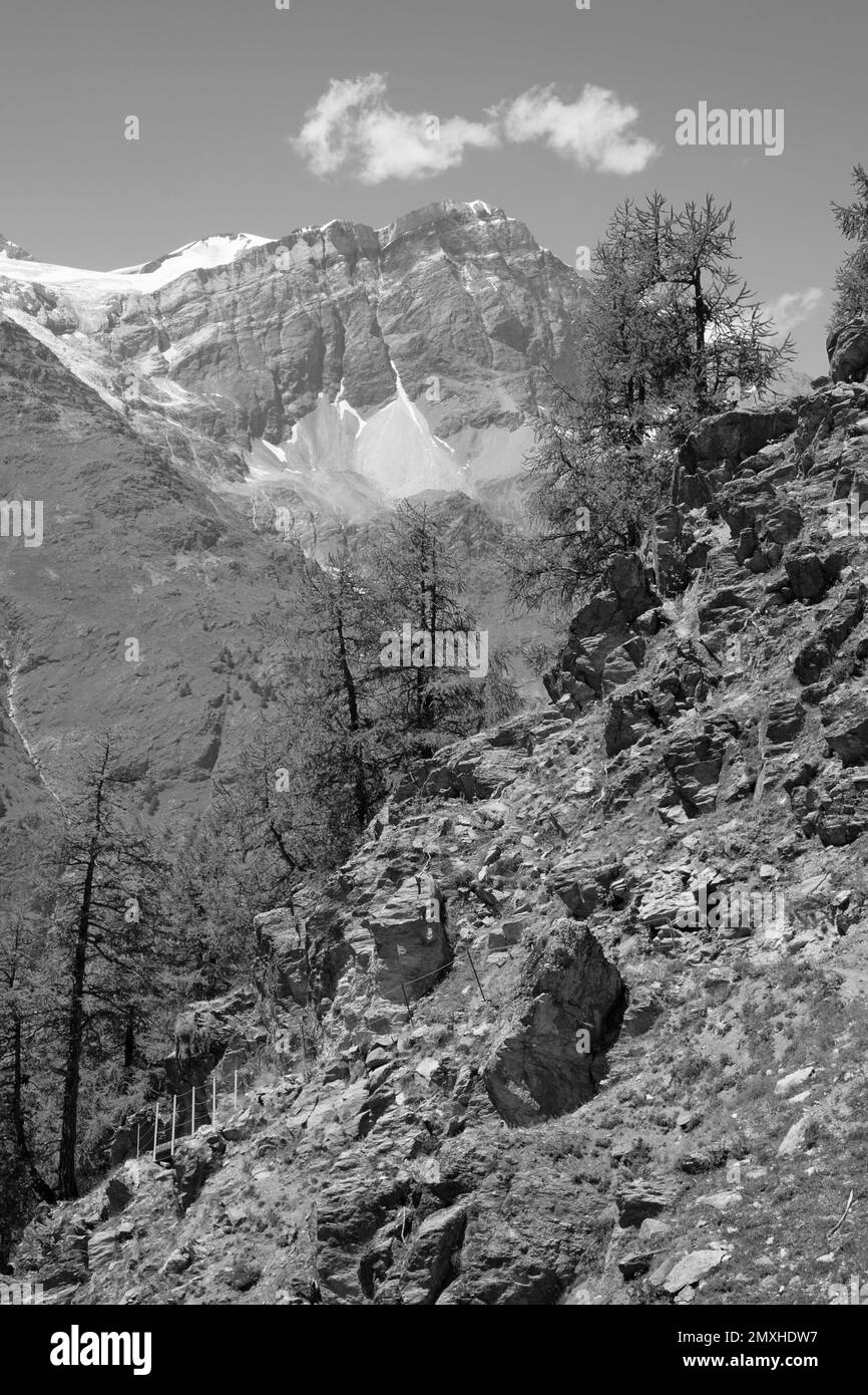 Der Gipfel des Bischorns in den walliseralpen - ower Mattertal Walley vom Europaweg Pfad. Stockfoto