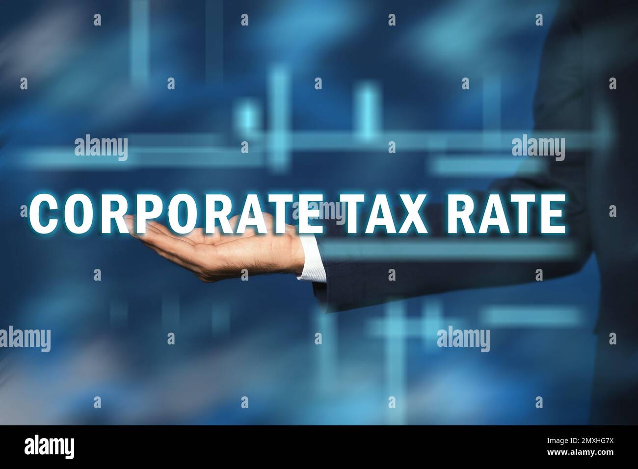 Körperschaftsteuersatz. Mann vor farbigem Hintergrund, Nahaufnahme Stockfoto