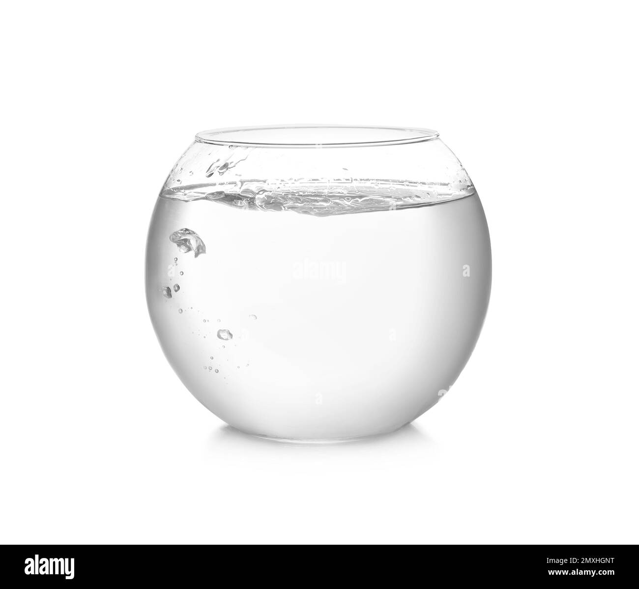 Runde Fischschüssel gefüllt mit Wasser auf weißem Hintergrund Stockfoto