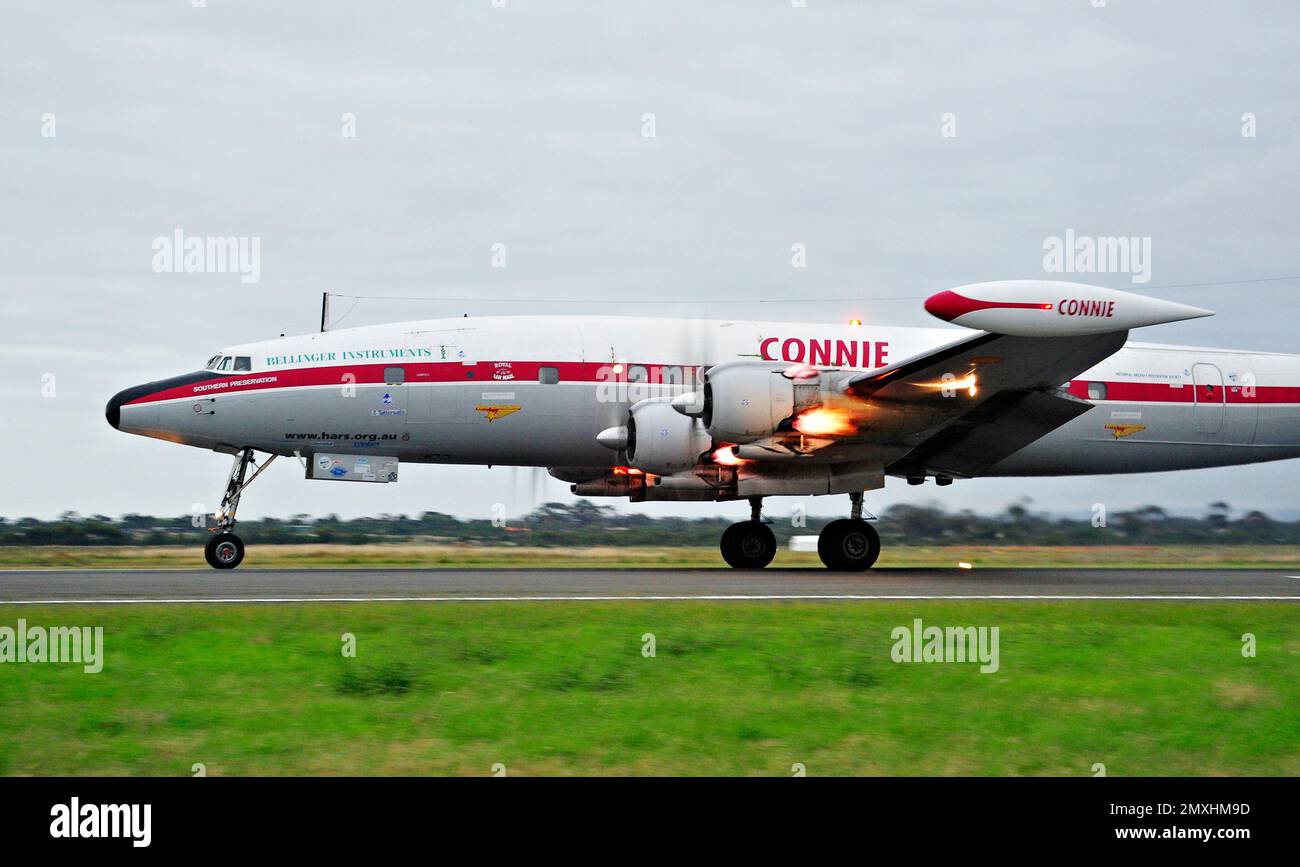 Eine Lockheed Constellation gegen den Himmel auf der Avalon Airshow in Geelong, Australien, tagsüber Stockfoto