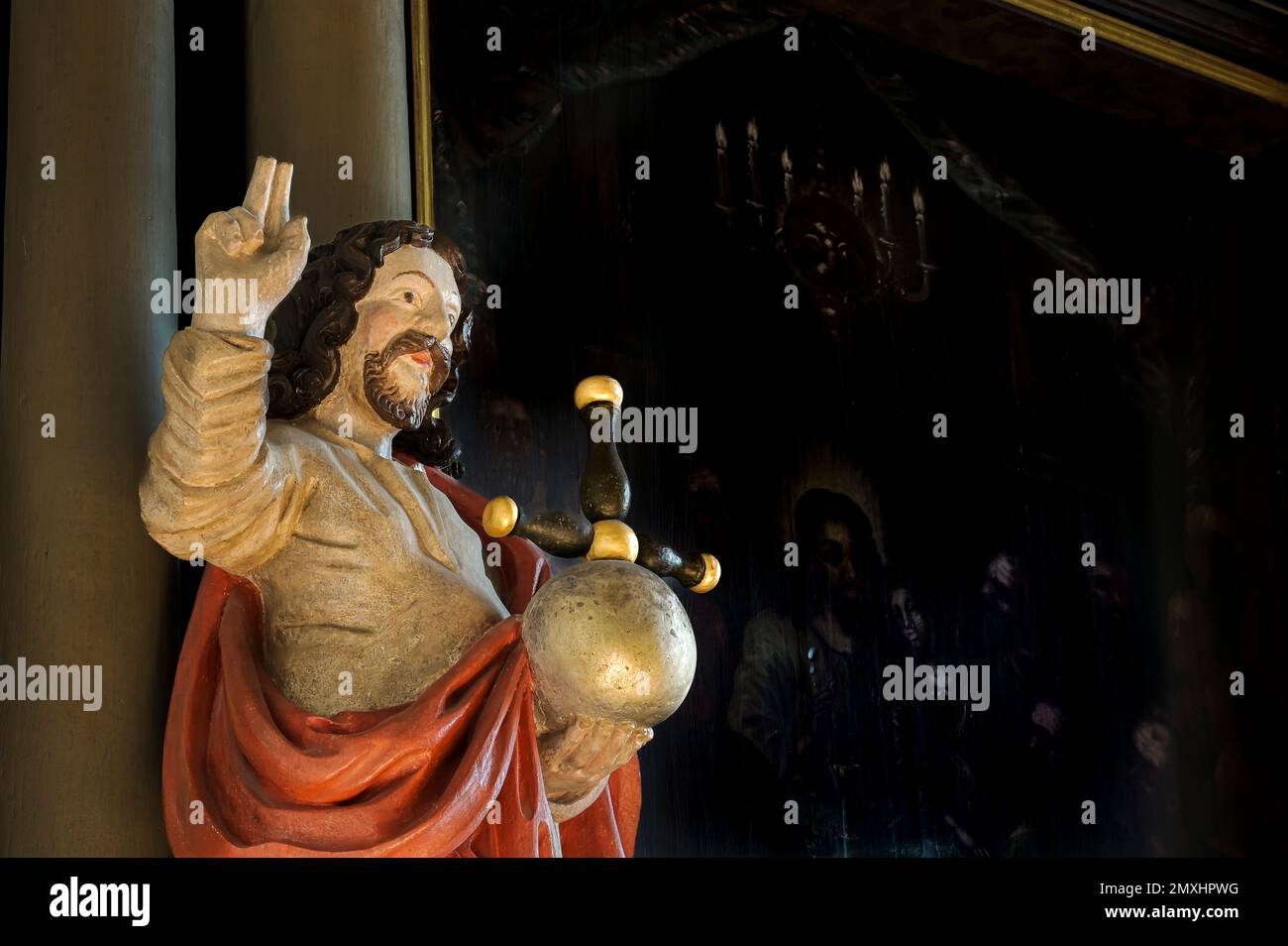 Alte Skulptur Jesu von 1670 mit dem Globus in der Hand, Egeskov, Dänemark, 19. September 2022 Stockfoto