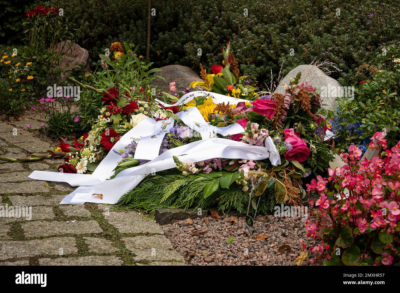 Grabstätte mit Blumen und Bändern, Dänemark, 3. September 2022 Stockfoto
