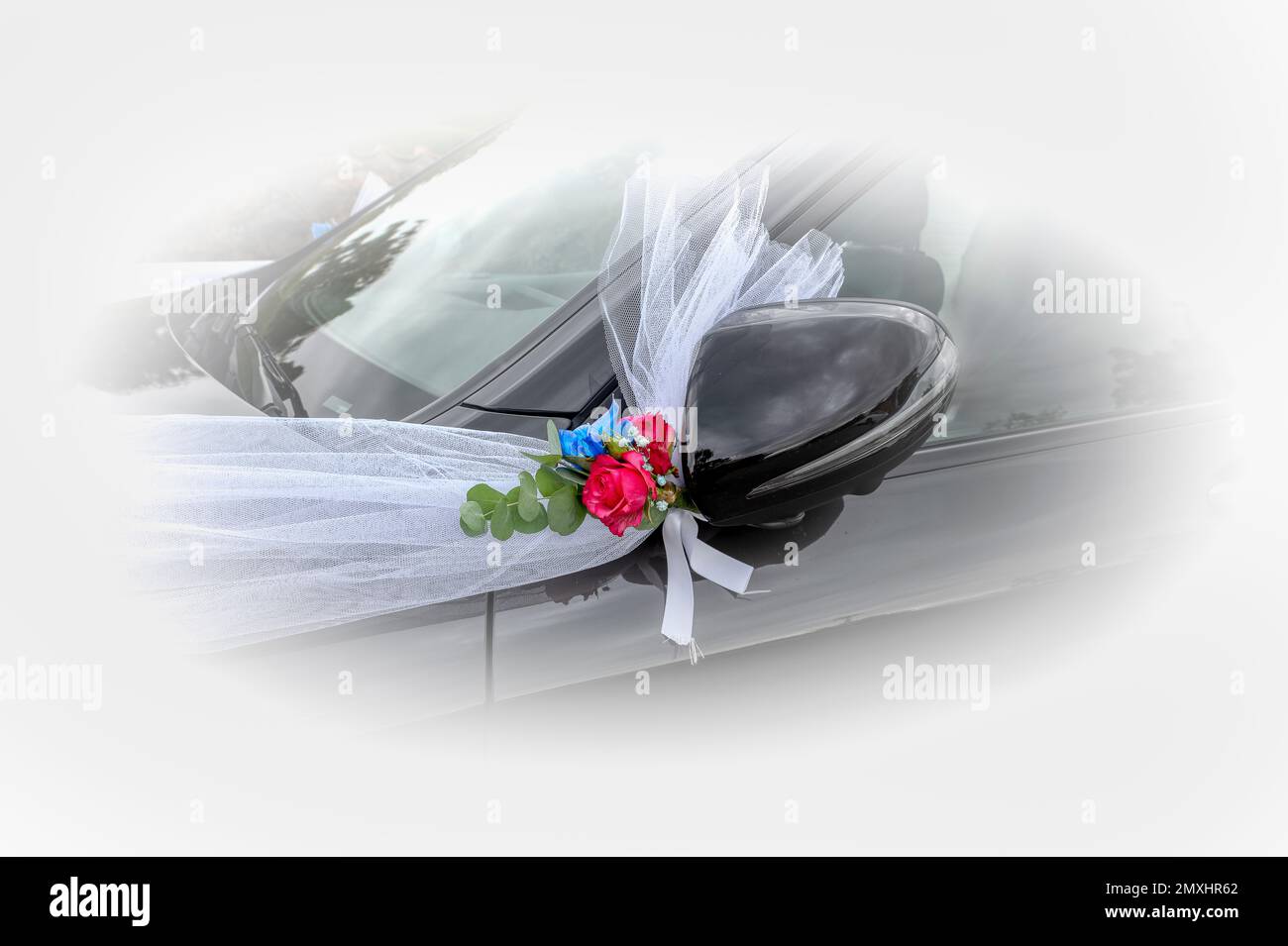 Dekoriertes schwarzes Auto mit weißen Schleifen und roten Rosen für ein frisch verheiratetes Paar, Dänemark, 3. september 2022 Stockfoto