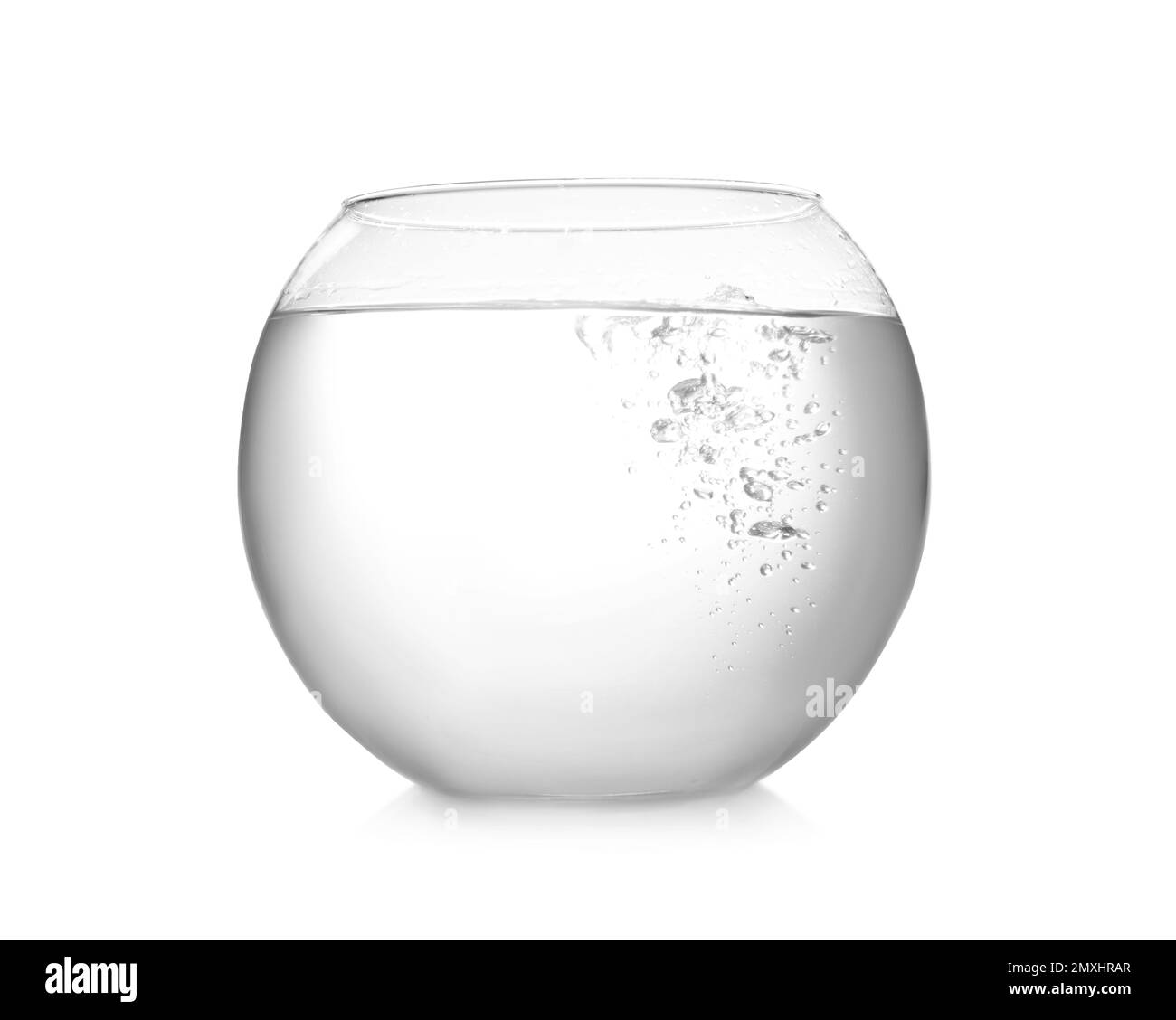 Runde Fischschüssel gefüllt mit Wasser auf weißem Hintergrund Stockfoto