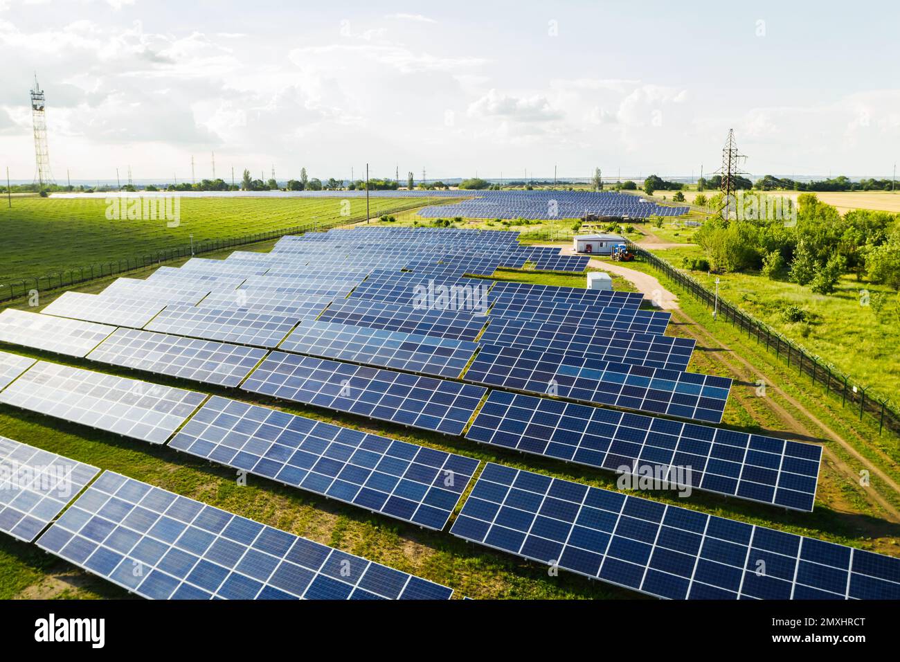 Im Freien installierte Sonnenkollektoren. Alternative Energiequelle Stockfoto