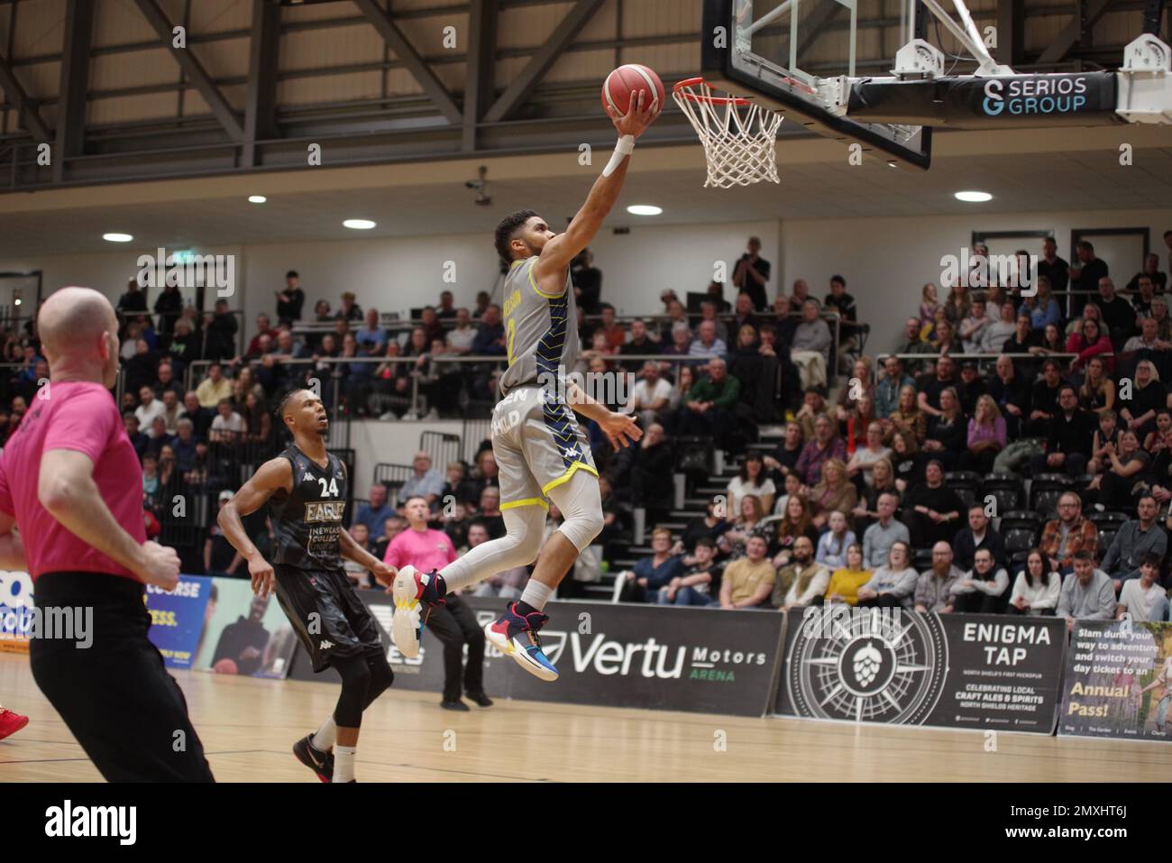 Newcastle upon Tyne, Vereinigtes Königreich, 3. Februar 2023. Justin Gordon spielt für Newcastle Eagles und Saeed Nelson und spielt für B. Braun Sheffield Sharks in einem BBL-Meisterschaftsspiel in der Vertu Motors Arena in Newcastle upon Tyne. Kredit: Colin Edwards/Alamy Live News Stockfoto