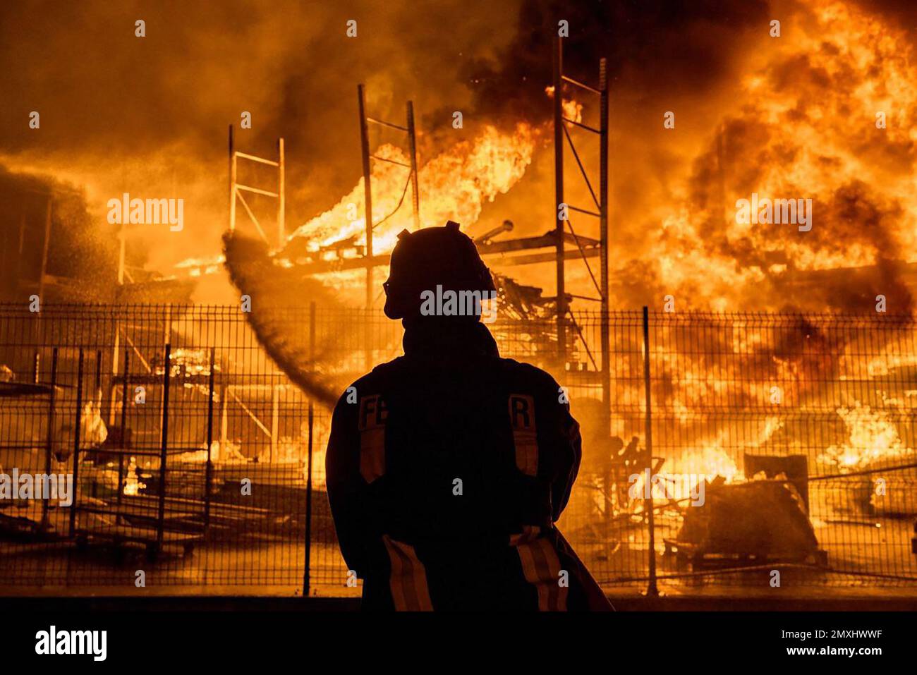 Kherson, Ukraine. 03. Februar 2023. Die ukrainischen Feuerwehrleute führen Arbeiten durch, um das Feuer in einem Einkaufszentrum zu löschen, das am Freitag, dem 3. Februar 2023, inmitten der russischen Invasion in der Ukraine von russischen Granaten angegriffen wurde. Foto: State Emergency Service of Ukraine/UPI. Kredit: UPI/Alamy Live News Stockfoto