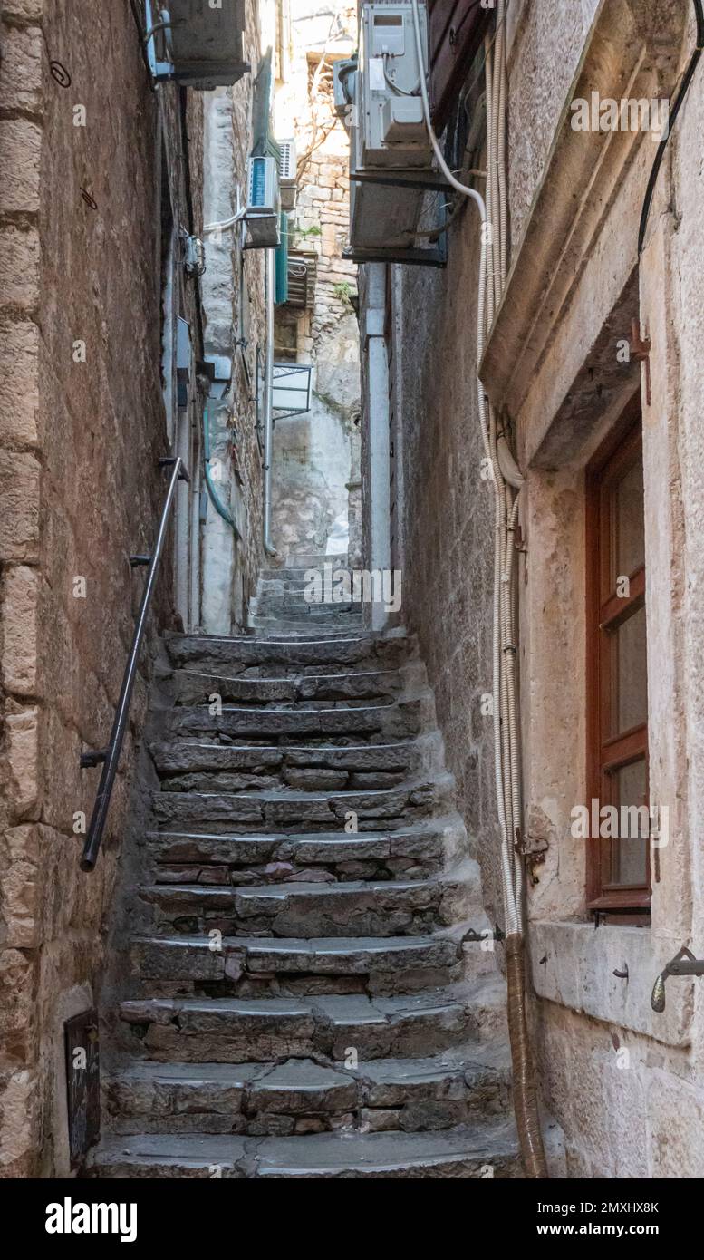 Alte Steintreppen in der Altstadt von Kotor, Montenegro Stockfoto