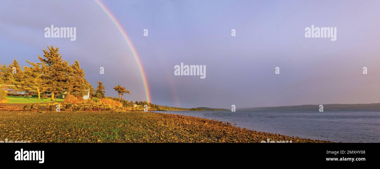 Natürlicher Regenbogen mit Panoramablick auf den Pazifischen Nordwesten Stockfoto