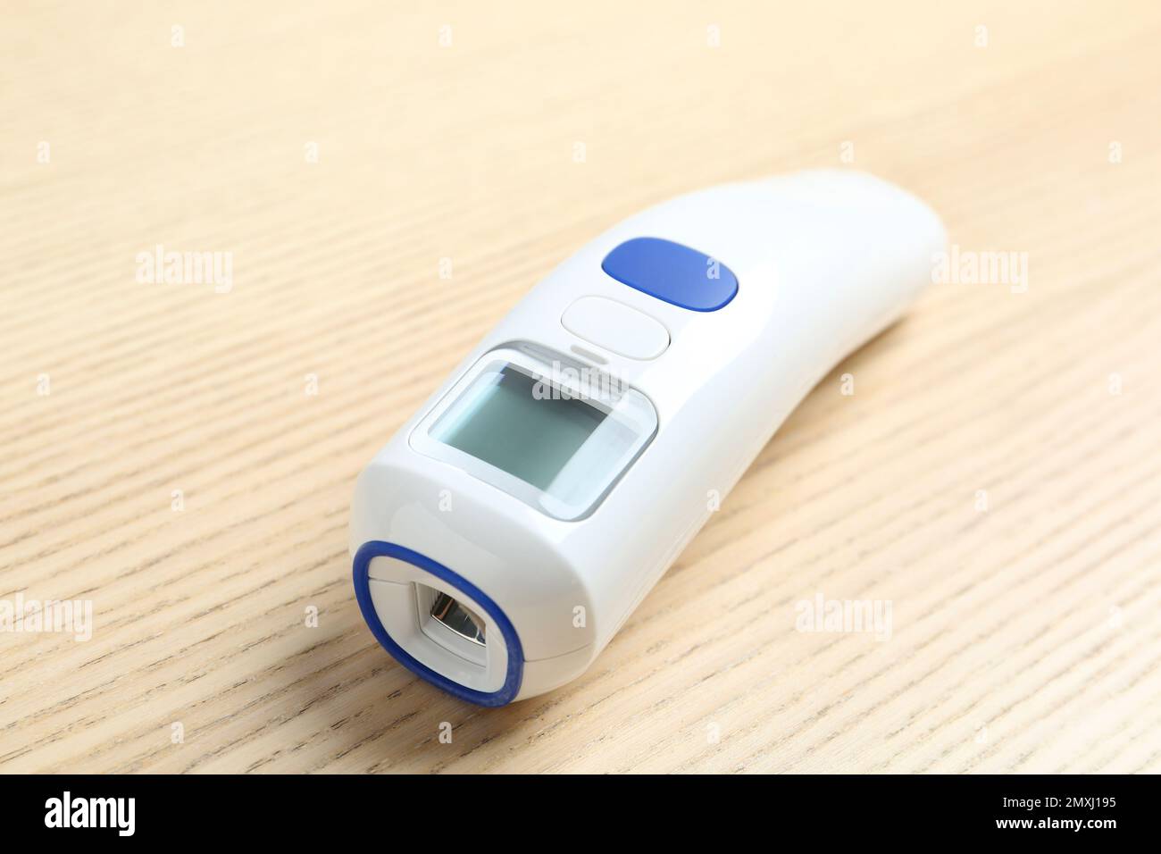 Modernes berührungsloses Thermometer auf Holztisch Stockfoto