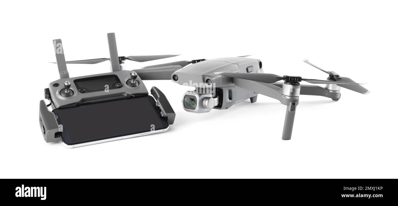 Moderne Drohne und Controller mit Smartphone isoliert auf weiß Stockfoto