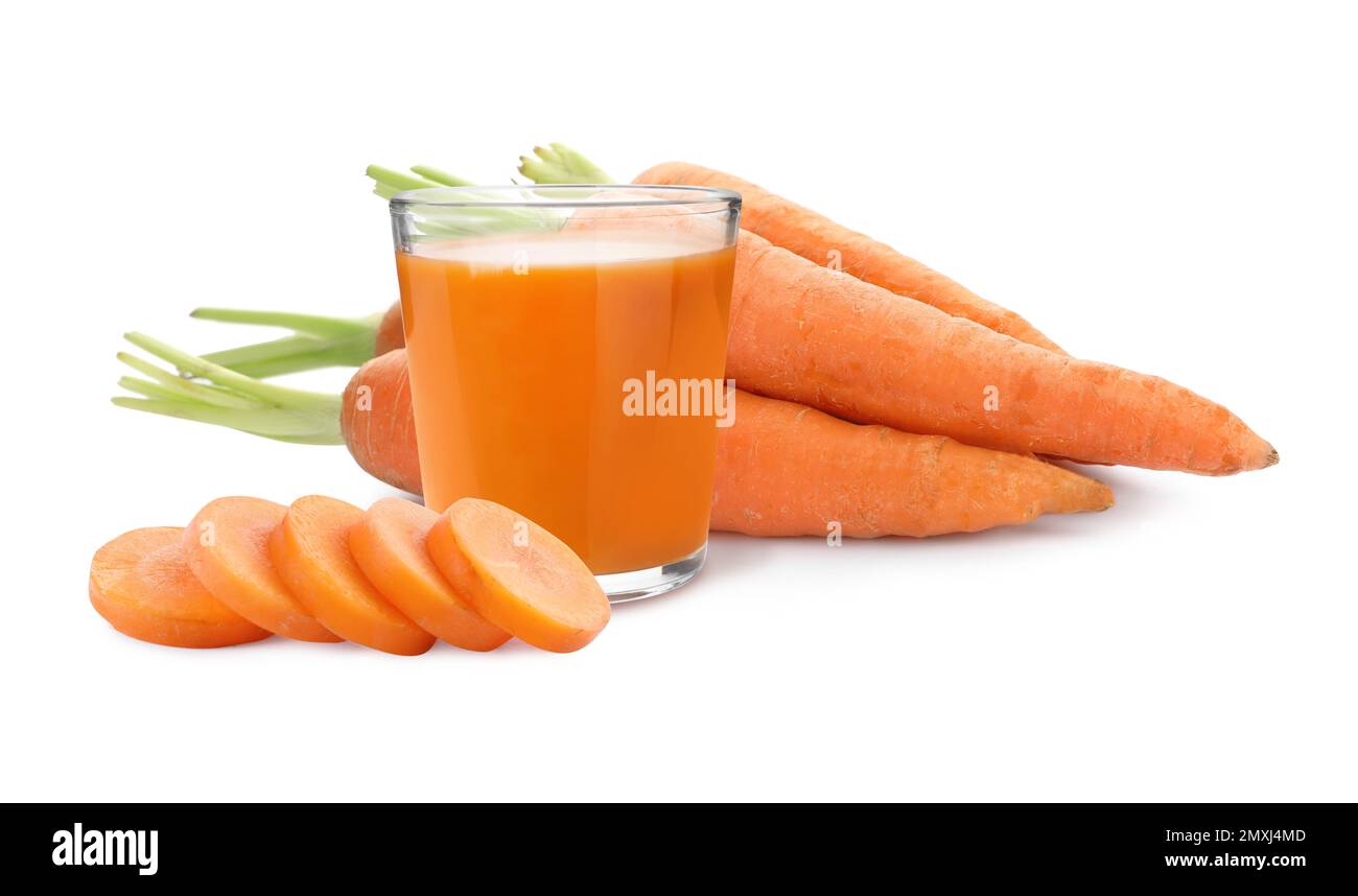 Karottensaft und frisches Gemüse auf weißem Hintergrund, Bannerdesign Stockfoto