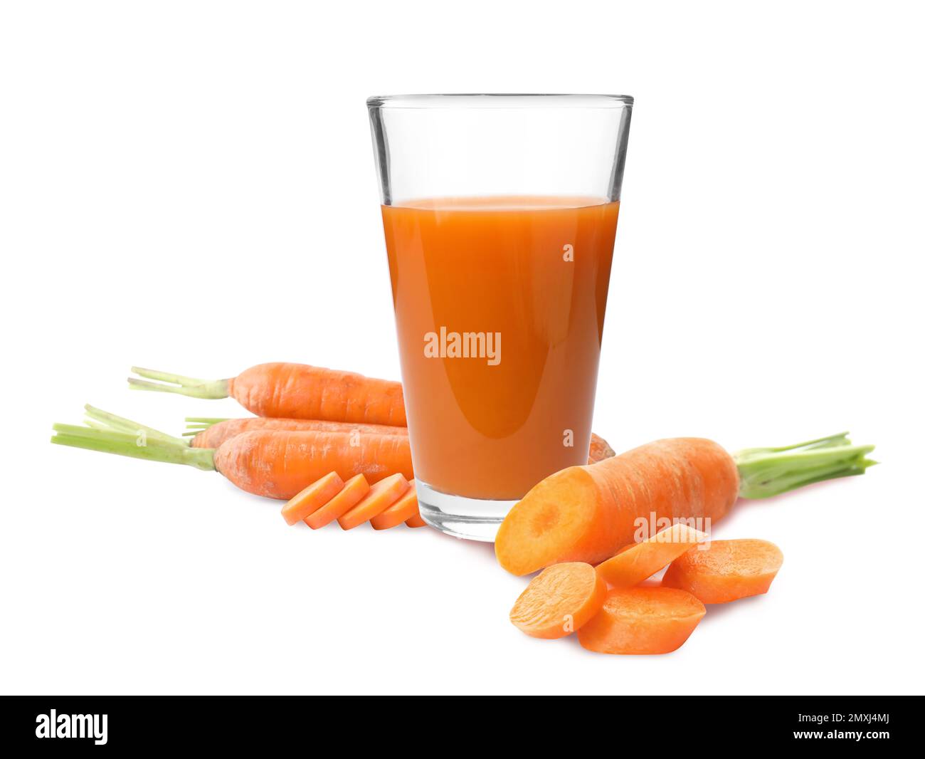 Karotten und ein Glas frischen Saft auf weißem Hintergrund Stockfoto