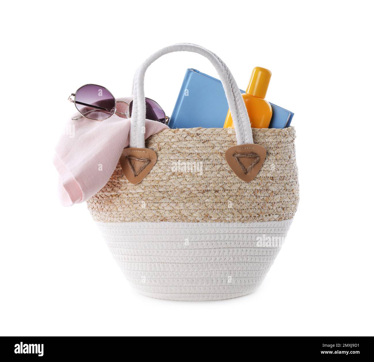 Tasche mit verschiedenen Strandobjekten auf weißem Hintergrund Stockfoto