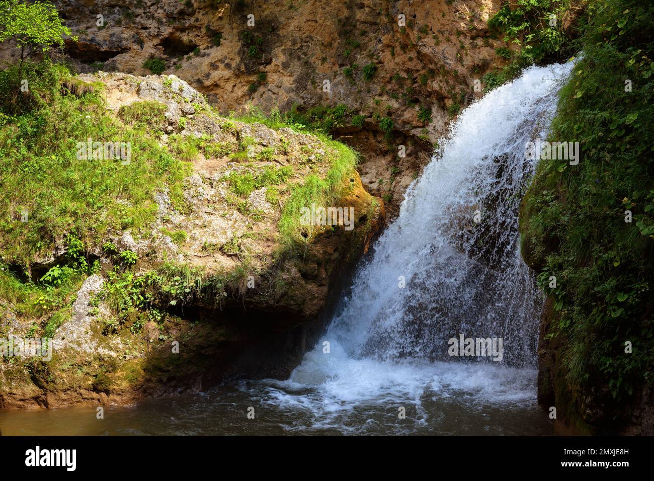 Honig-Wasserfälle in Kislowodsk, Russland. Wasserfälle im Canyon, Berglandschaft mit Felsen und Bach im Sommer. Thema Natur, Reisen, Tourismus Stockfoto