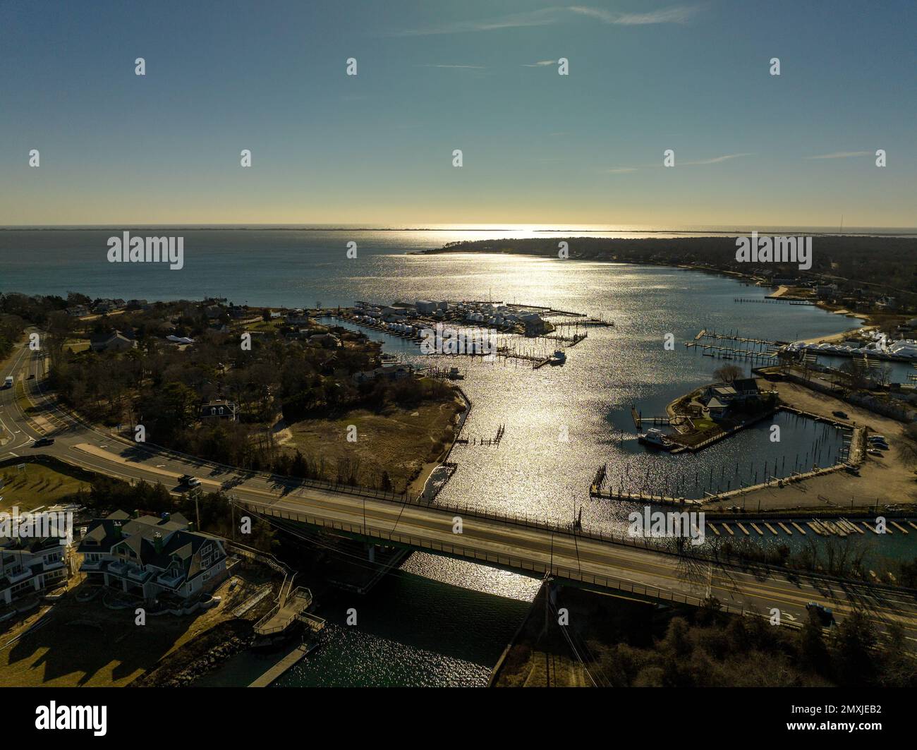 Ein Luftbild einer Brücke über das Wasser in Hampton Bays, New York an einem sonnigen Tag Stockfoto