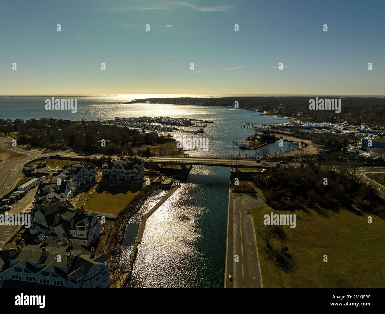 Ein Luftbild einer Brücke über das Wasser in Hampton Bays, New York an einem sonnigen Tag Stockfoto