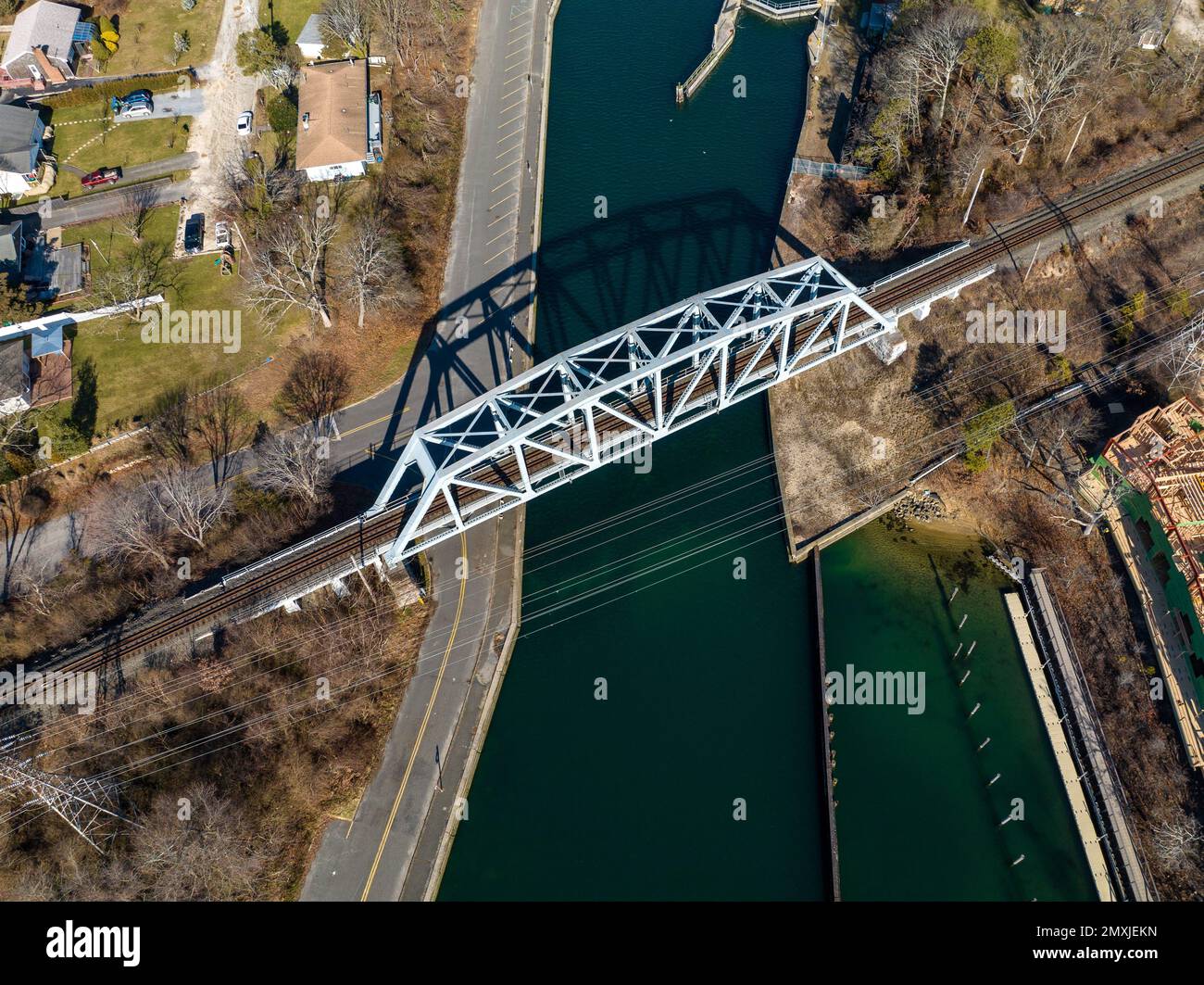 Ein Luftbild der Shinnecock Bridge auf Long Island, in Hampton Bays an einem sonnigen Tag Stockfoto