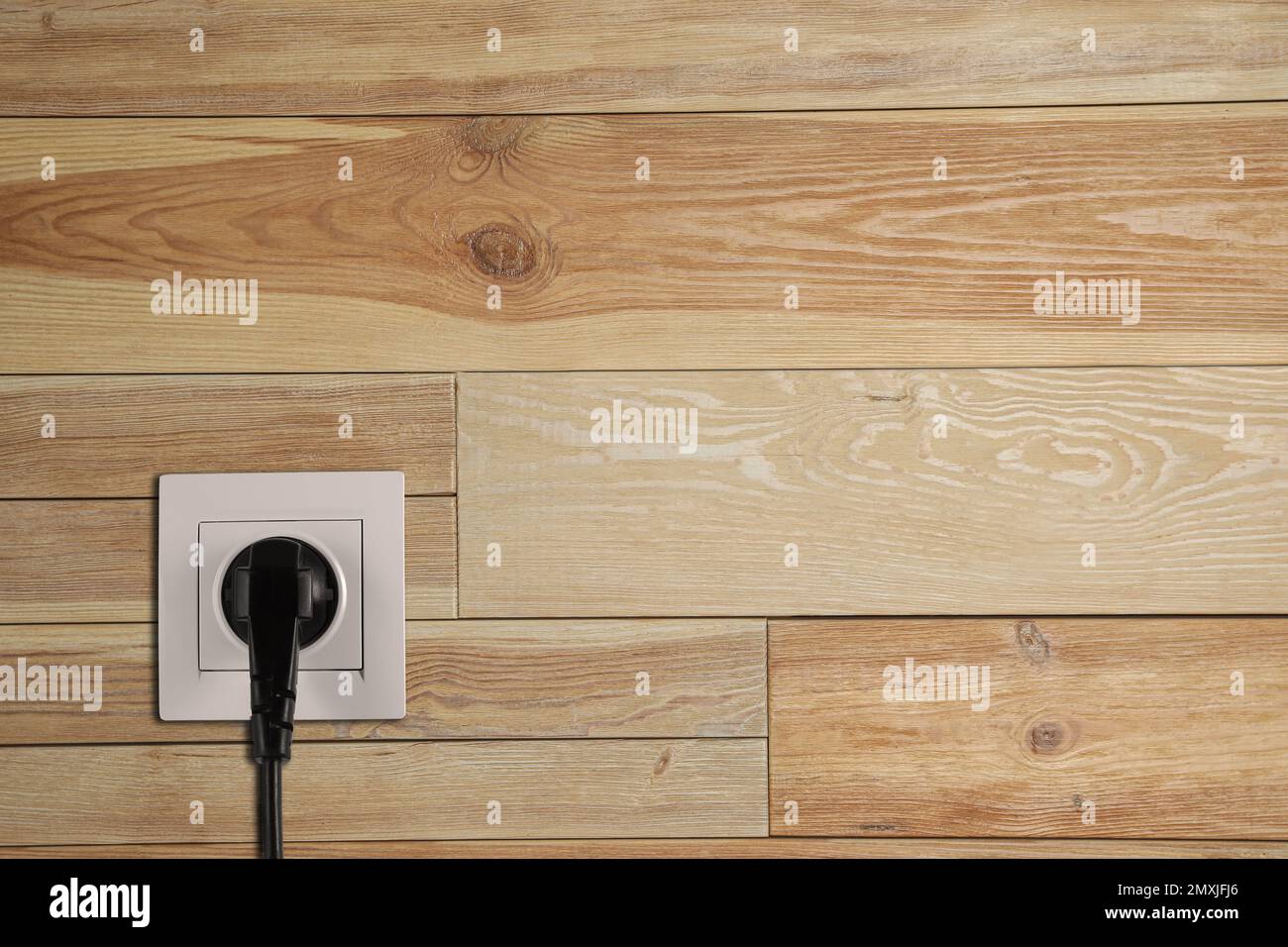 Steckdose mit eingestecktem Stecker an hellblauer Wand, Platz für Text.  Stromversorgung Stockfotografie - Alamy