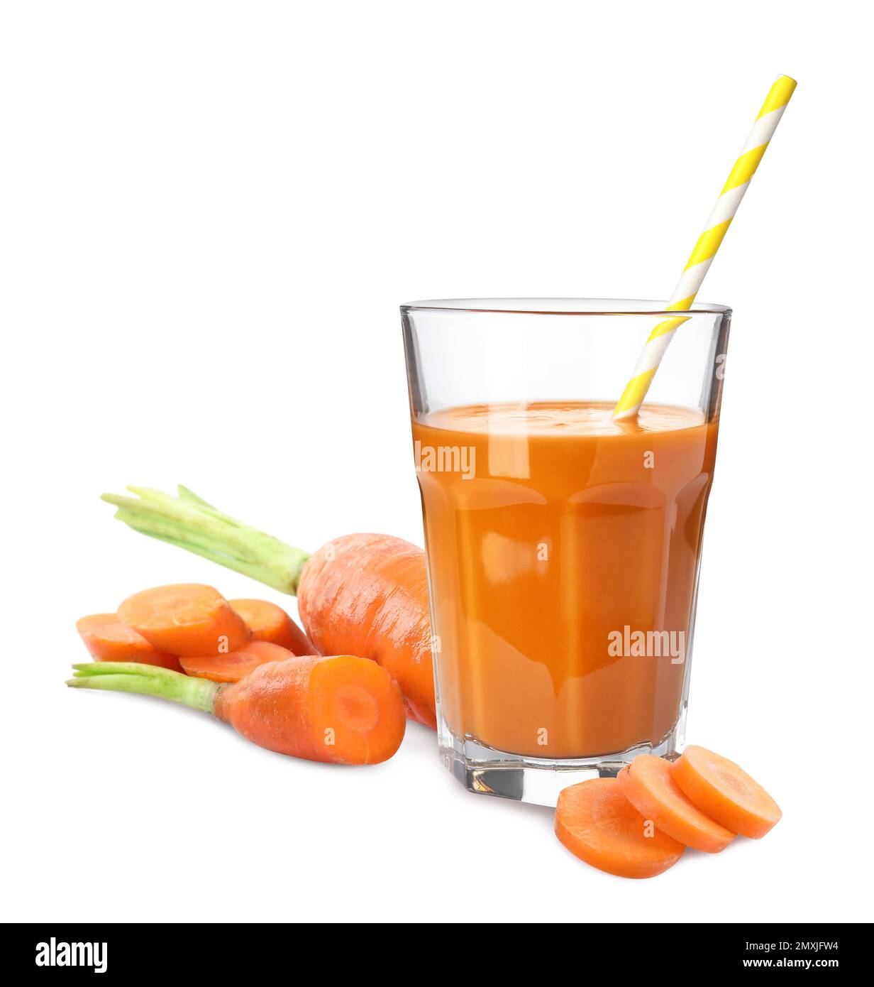 Karottensaft und frisches Gemüse auf weißem Hintergrund Stockfoto