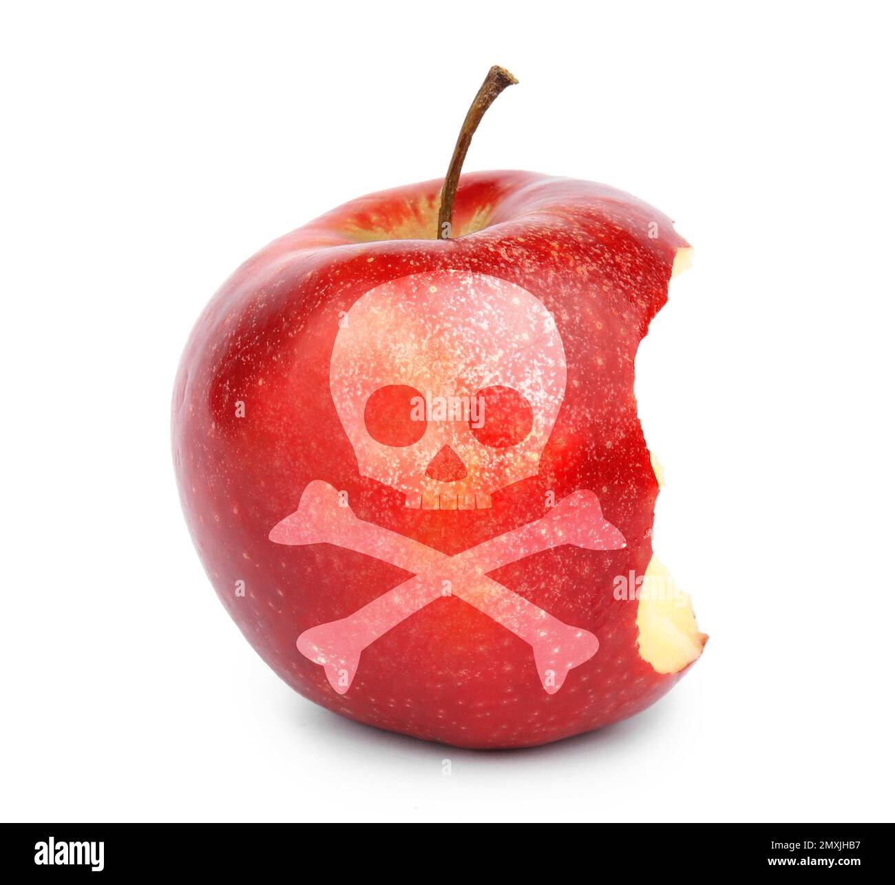 Gebissener Giftapfel mit Schädel- und Kreuzknochenbild auf weißem Hintergrund Stockfoto