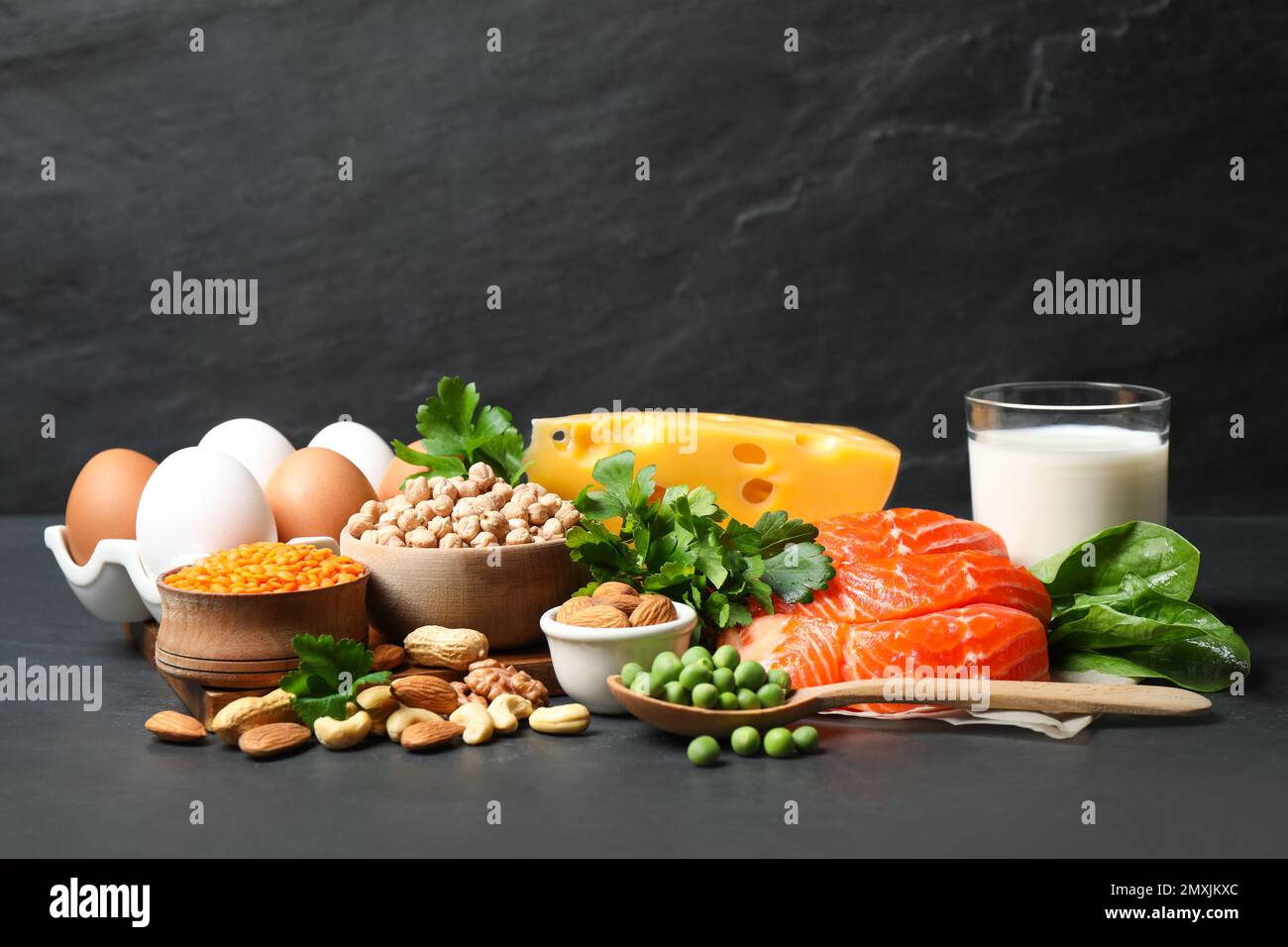 Verschiedene proteinreiche Produkte auf schwarzem Tisch Stockfoto