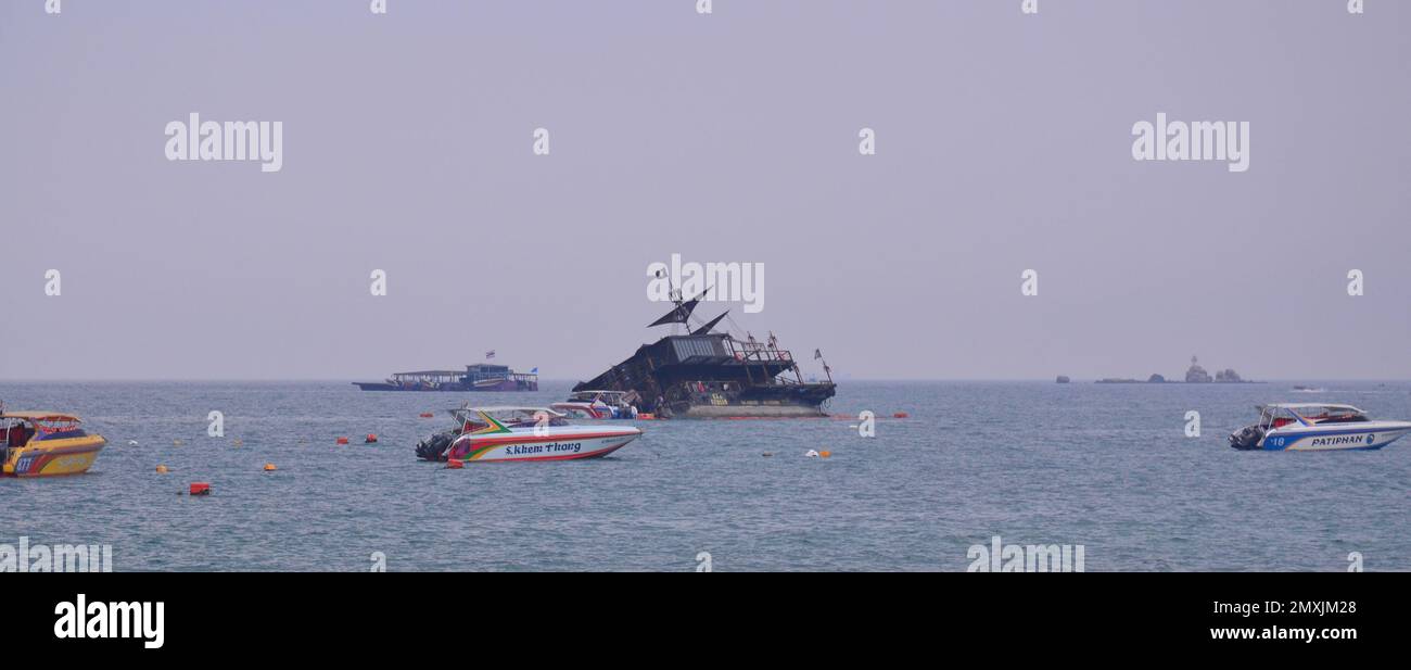 Ein Touristenboot, „Krakenian der Private von Pattaya“, gekentert auf das Meer in Pattaya, Thailand, Asien, am 31. Januar 2023. Das Boot, das ein Piratenschiff-Thema hatte, wurde von schwerer See getroffen. Das Schiff und sein Restaurant waren zu der Zeit geschlossen, so dass niemand verletzt oder getötet wurde. Eine Bergungsmaßnahme ist geplant. Das Boot gehört Prachyaporn Ploymukda. Stockfoto