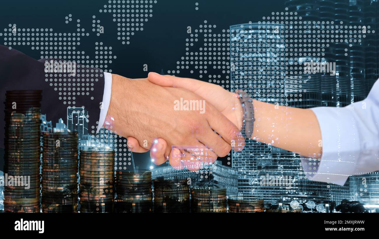 Mehrfachbelichtung von Partnern, die Hand schütteln, Münzen und Nachtstädte. Unternehmenswerte Stockfoto