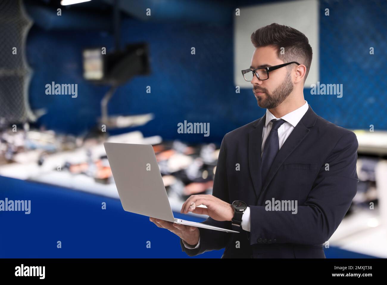 Großhandels- und Logistikkonzept. Manager verwendet Laptop im Geschäft Stockfoto