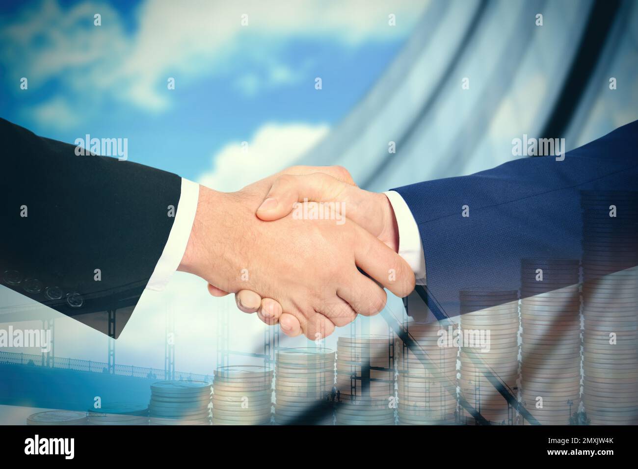 Mehrfachbelichtung von Partnern, die Hand schütteln, Münzen schütteln und Baustellen. Unternehmenswerte Stockfoto