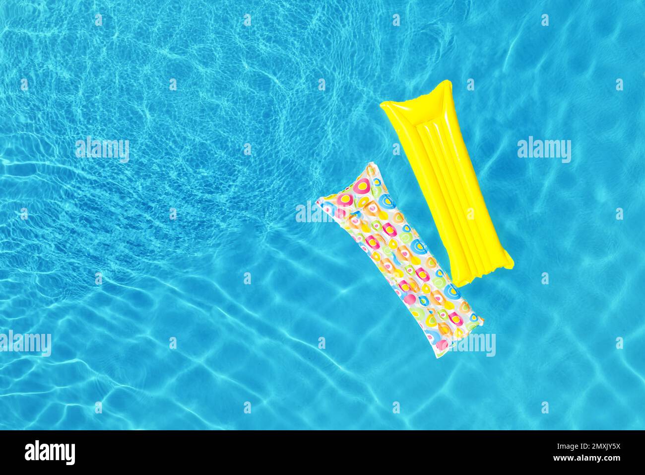Swimmingpool mit aufblasbaren Matratzen, Draufsicht. Platz für Text Stockfoto